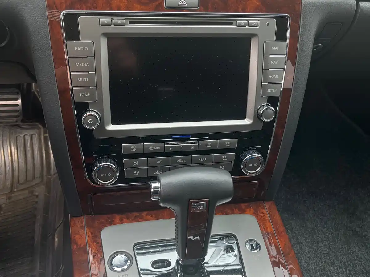 Volkswagen Phaeton 2011 3.6L V6 5-seat Long Wheelbase Individual фото 8
