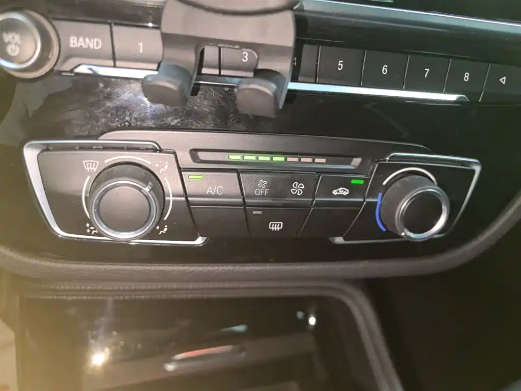 BMW 1 Series 2018 118i Sport Edition фото 13