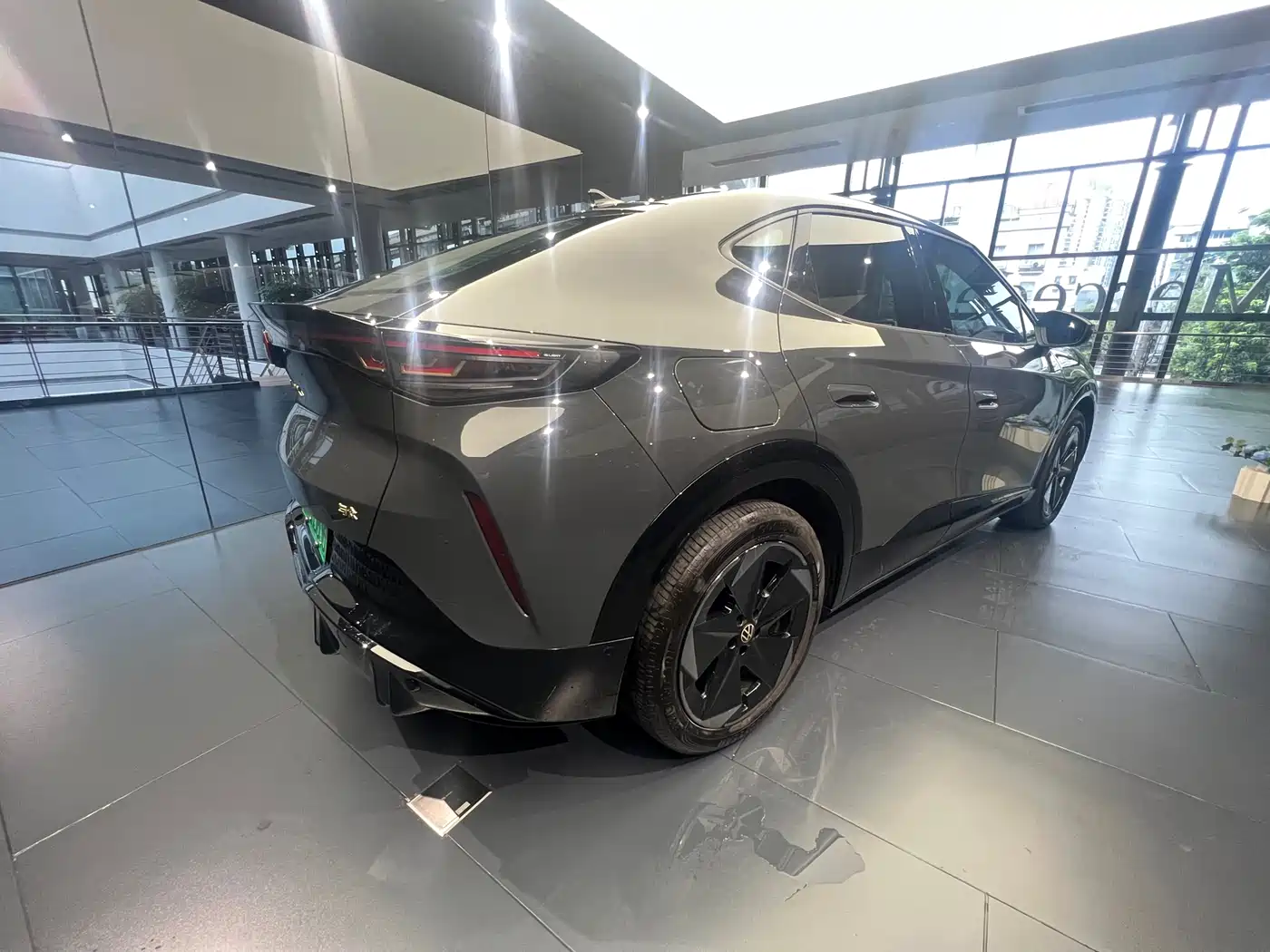 VOLKSWAGEN WITH THE CROWD 06