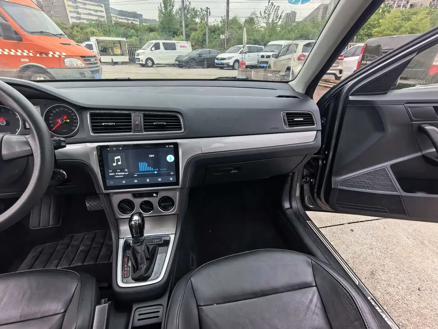 Volkswagen Lavida 2013 Facelift Classic 1.6L Automatic Comfort фото 8