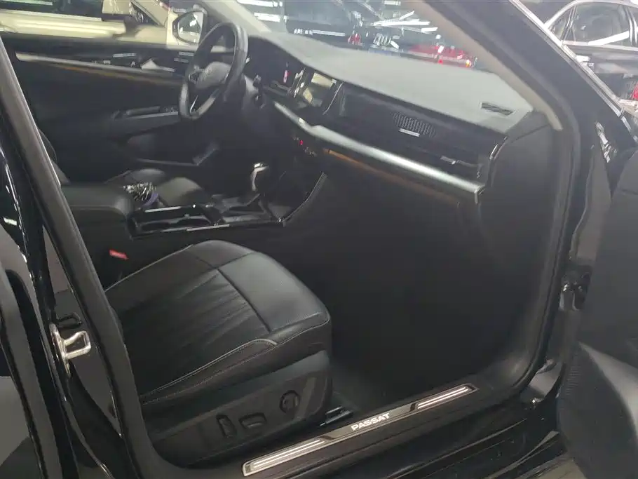 Volkswagen Passat 2023 330TSI Starlight Luxury Edition фото 8