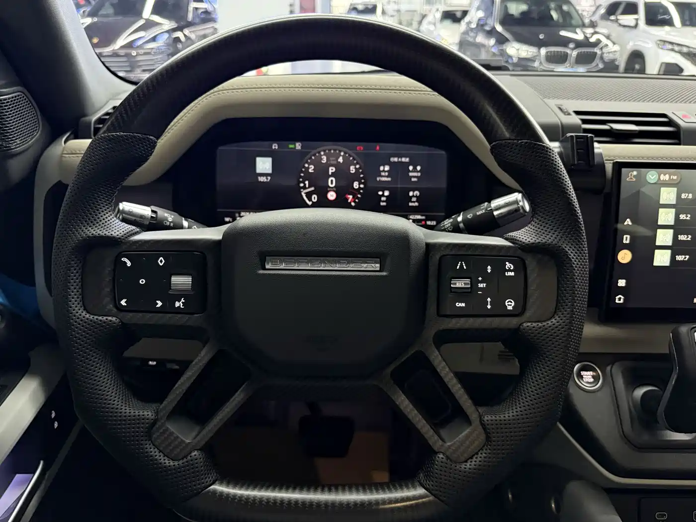 Photo 11 - Land Rover Defender