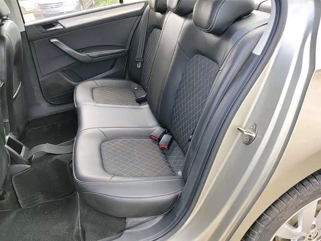 Škoda Rapid 2018 1.6L Automatic Comfort Edition фото 17