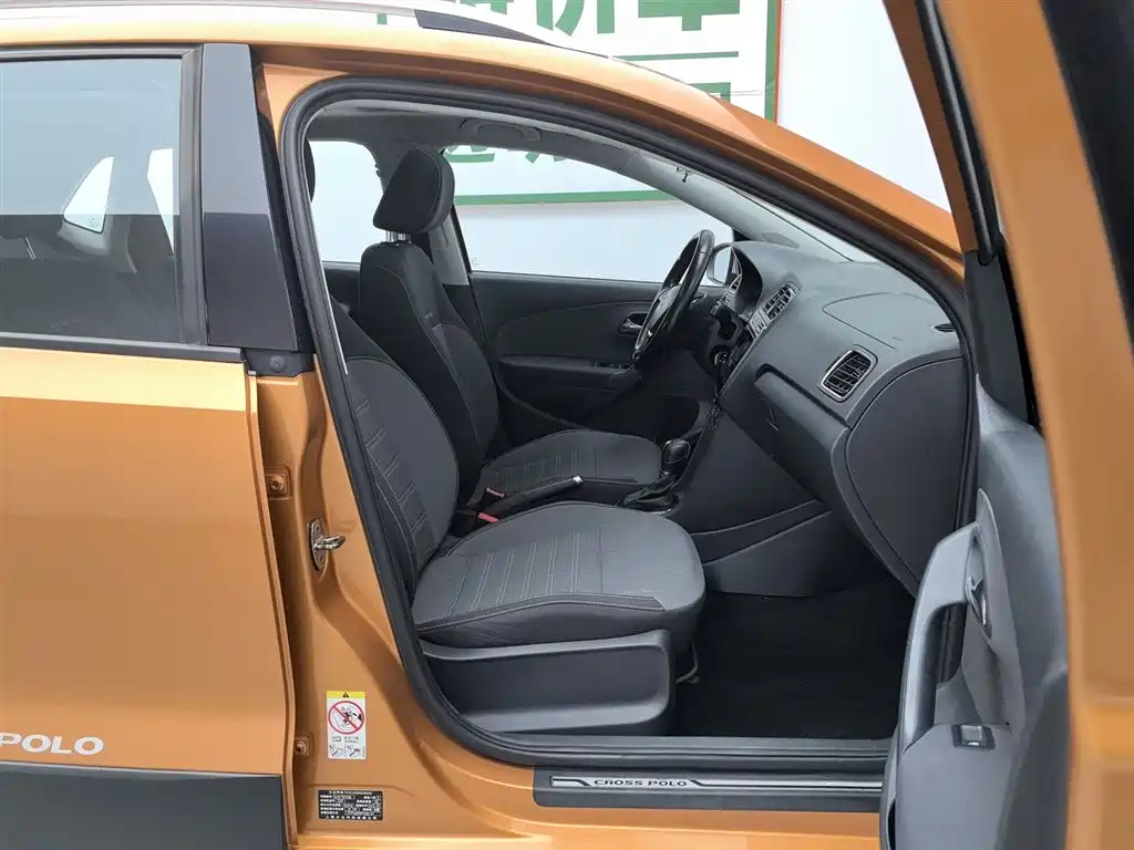 Volkswagen Polo 2014 1.6L Cross Polo Automatic фото 23