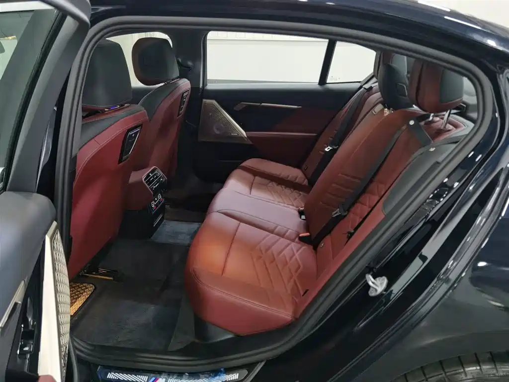 BMW 5 Series 2025 530Li Premium M Sport Package фото 15
