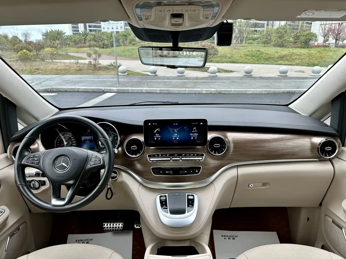 Mercedes-Benz V-Class 2021 V 260 L Long Wheelbase Premium Edition фото 7