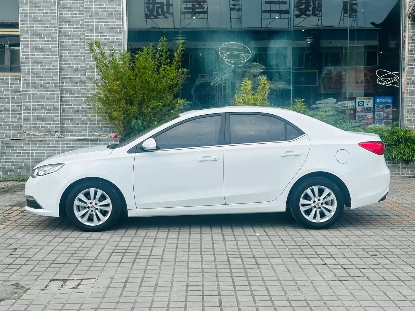 Roewe 360 2016 2016 1.5L Automatic Smart Screen Edition