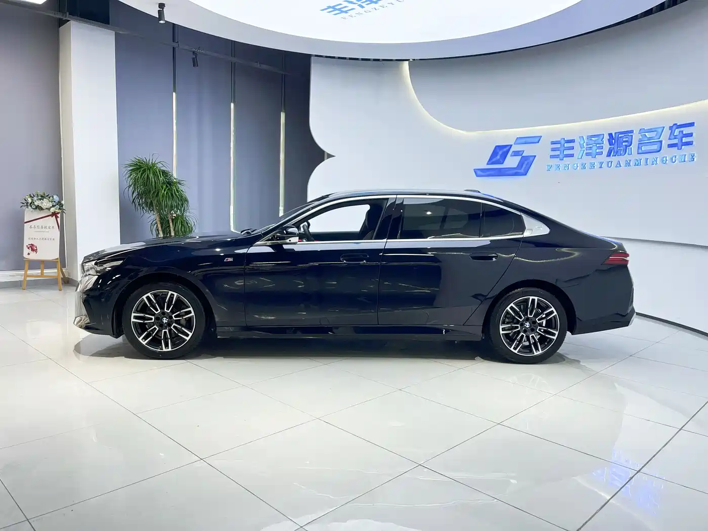 BMW 5 Series 2025 530Li Leading M Sport Package фото 4