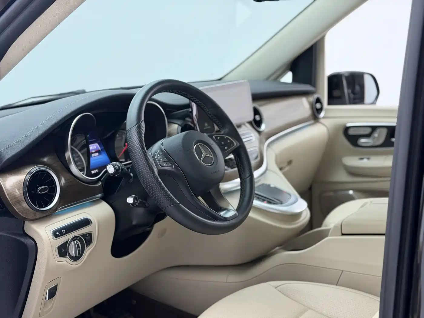 Mercedes-Benz V-Class 2021 V 260 L Long Wheelbase Premium Edition фото 6