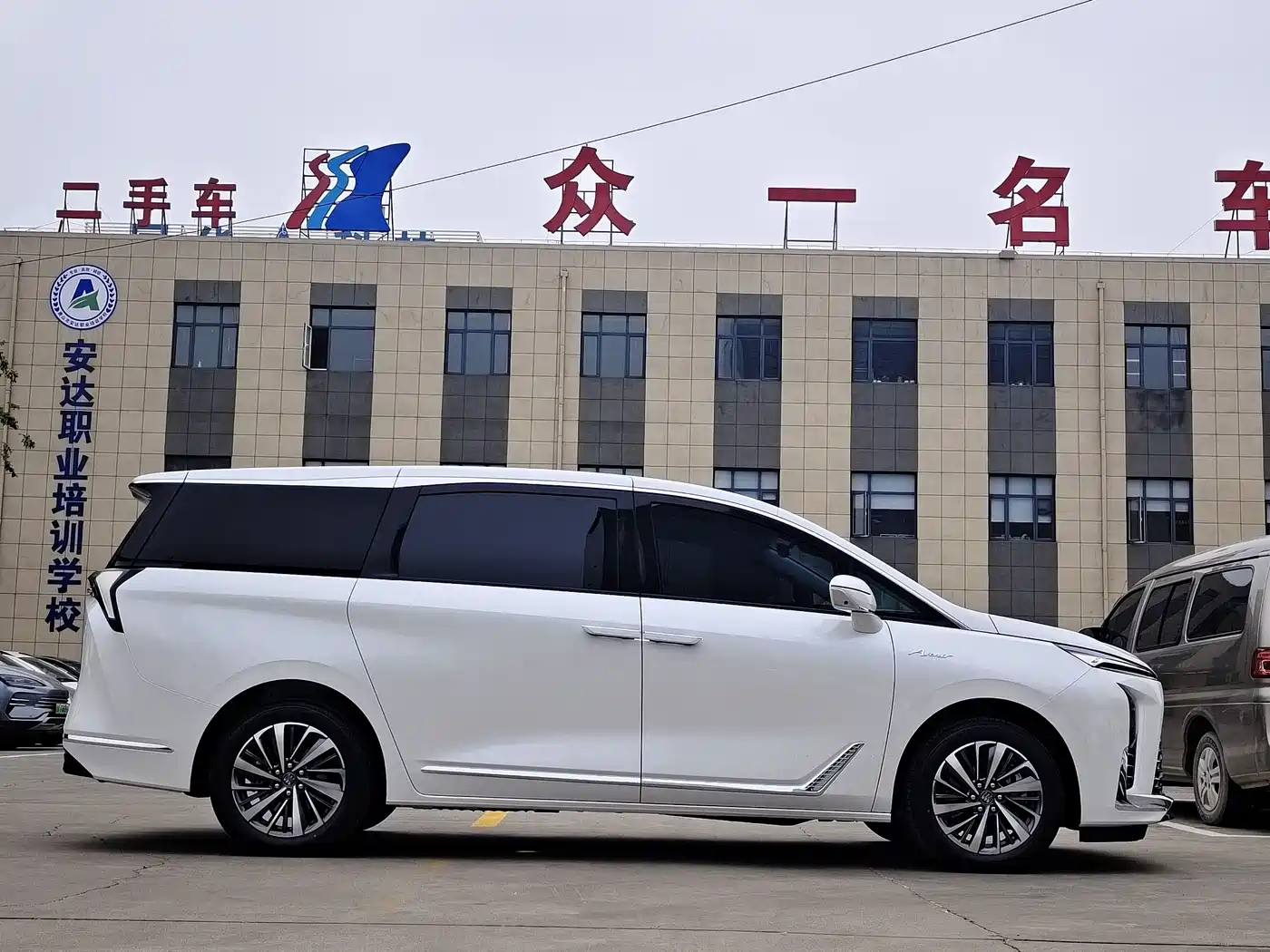 Buick GL8 2026 Luzun Premium Edition фото 4