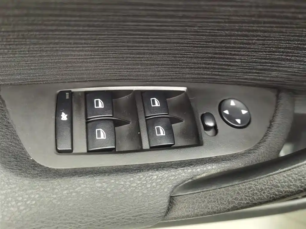 BMW X1 2015 Model sDrive18i Fashion Advanced Edition фото 9