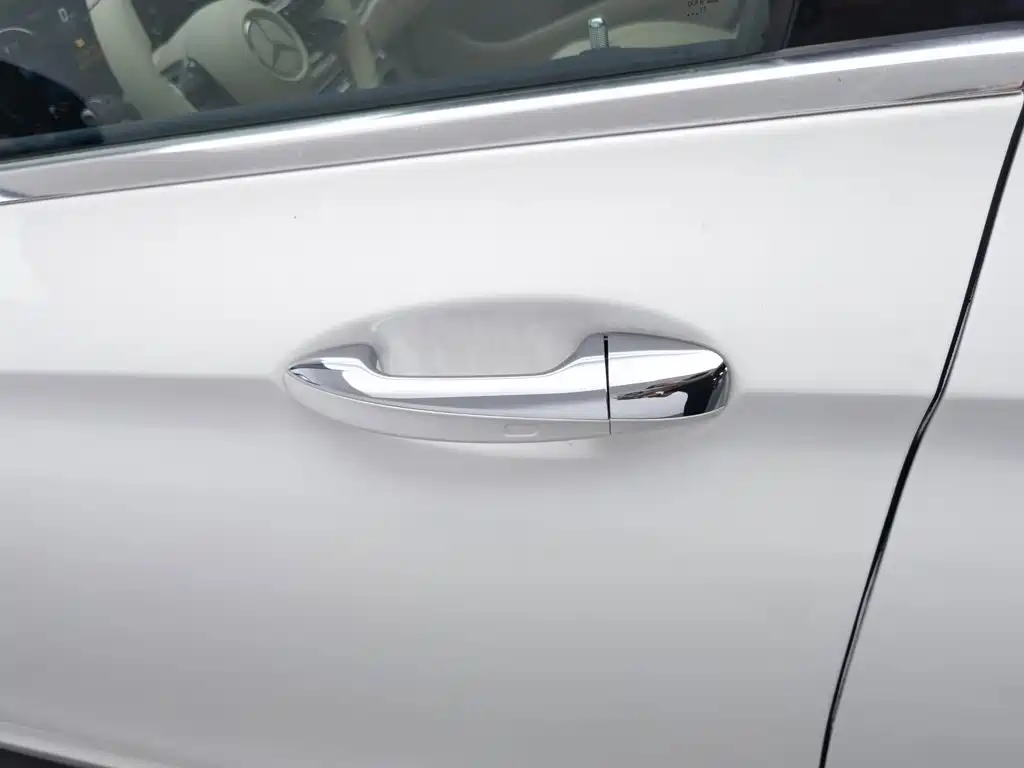 Фото 18 - Mercedes-Benz E-Class