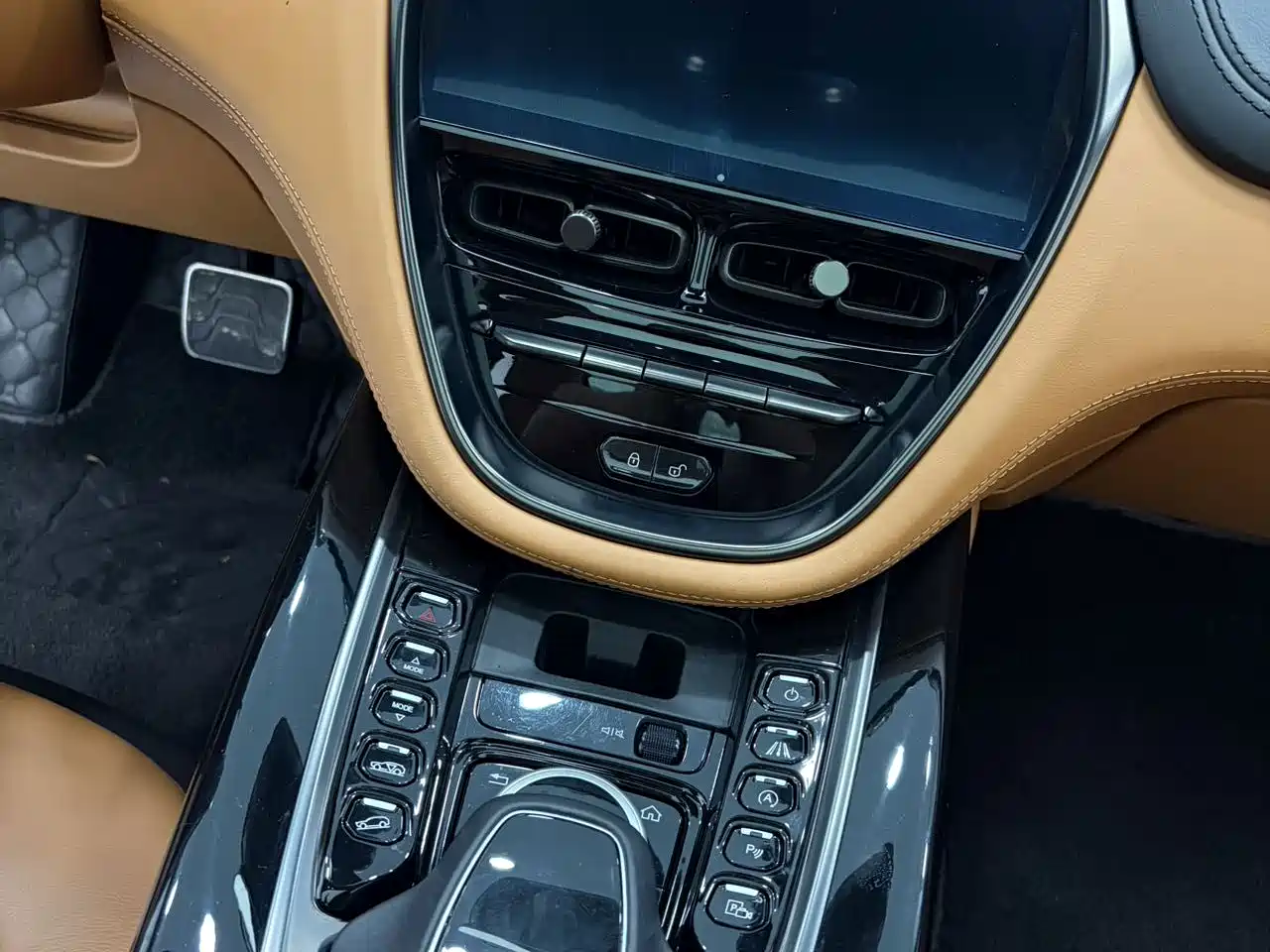 Aston Martin DBX 2021 2021 4.0T V8 Realm of Simplicity