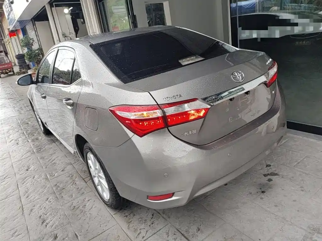 Toyota Corolla 2014 1.6L CVT GL-i Leather Edition фото 5