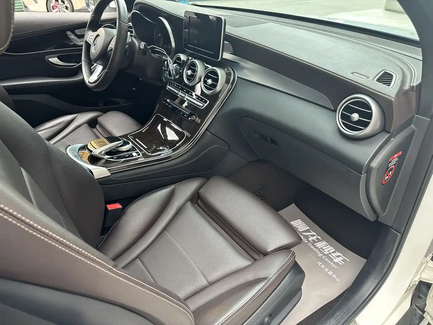 Mercedes-Benz GLC 2018 Facelift GLC 260 4MATIC Luxury фото 13
