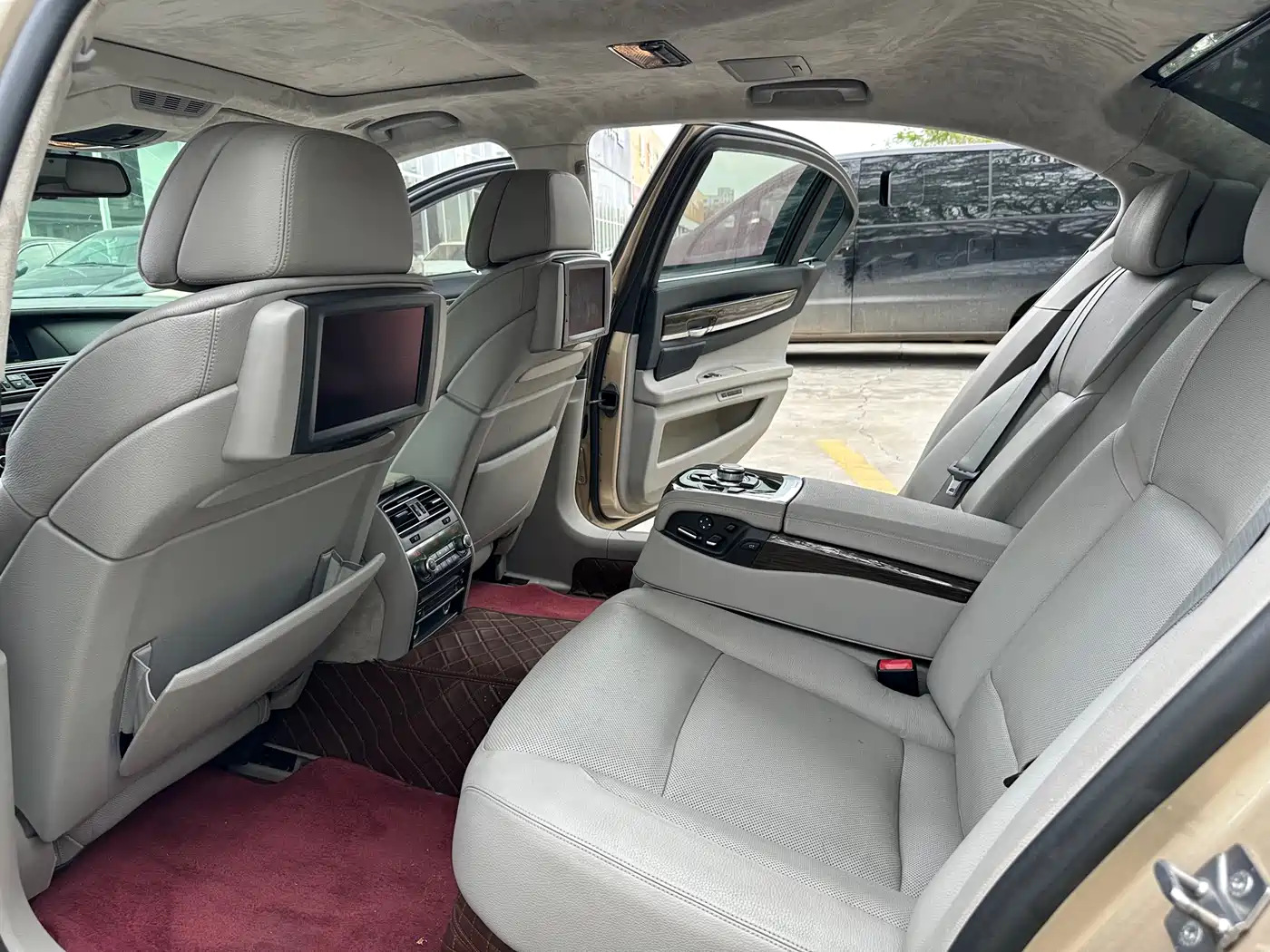 BMW 7 Series 2010 750Li фото 14