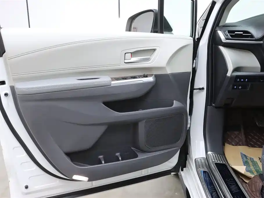 Toyota Sienna 2021 2.5L Hybrid Luxury Edition фото 11