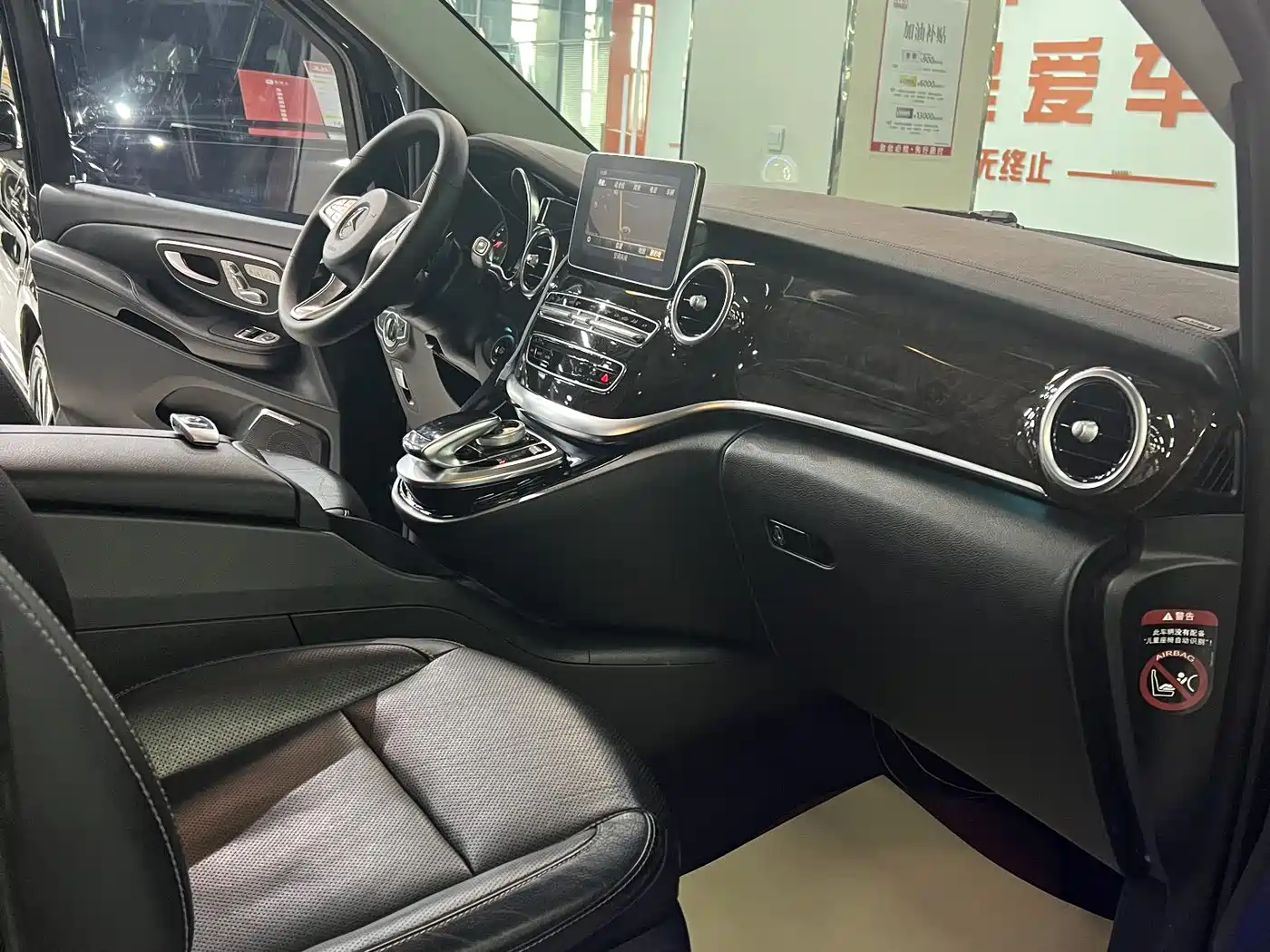 Mercedes-Benz V-Class 2017 Model V 260 L Premium Extended Edition фото 21