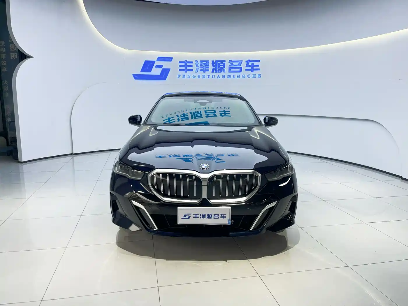 BMW 5 Series 2025 530Li Leading M Sport Package фото 2