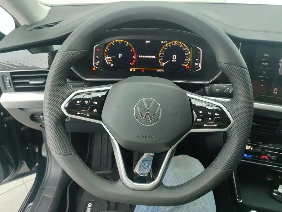 Фото 15 - Volkswagen Passat