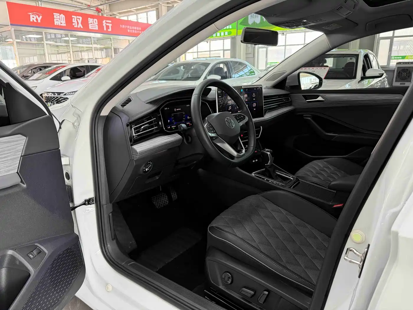 Volkswagen Sagitar 2023 Model Year 280TSI DSG Surpass Edition фото 7