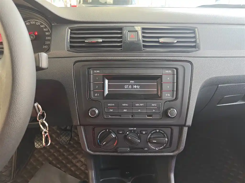 VOLKSWAGEN SANTANA