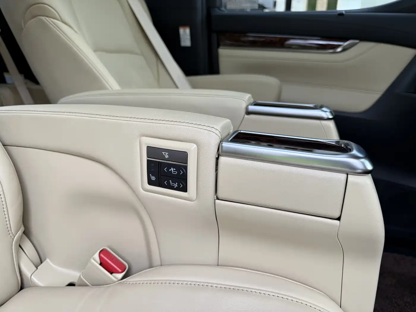 Toyota Alphard 2019 Hybrid 2.5L Luxury фото 23