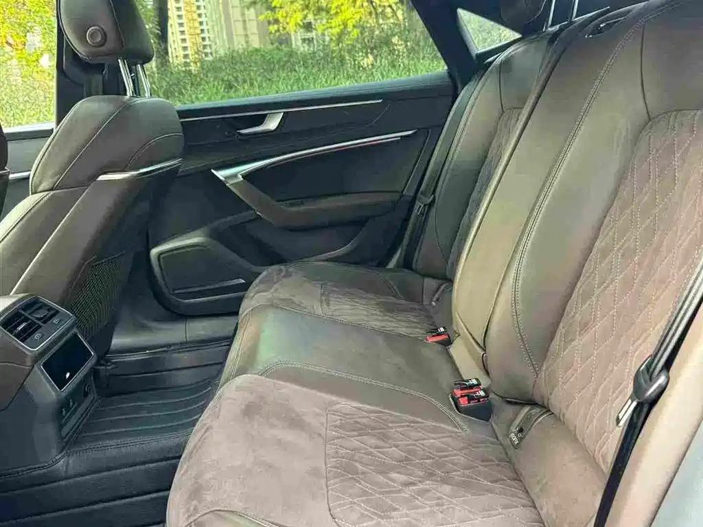 Photo 10 - Audi A7L
