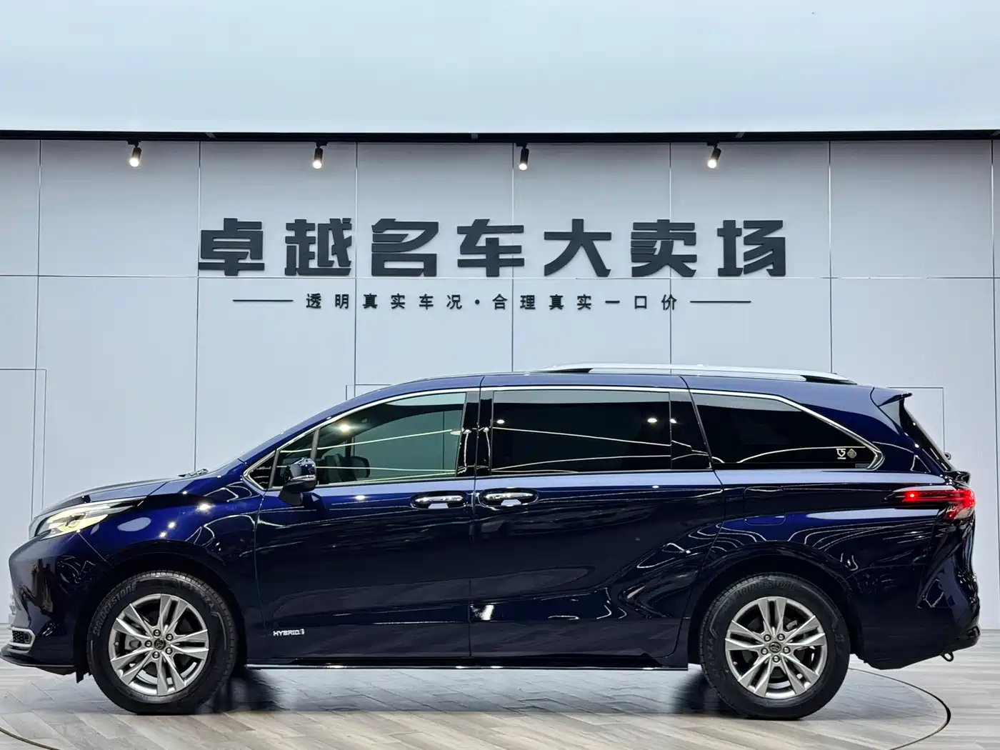 Toyota Sienna 2021 2.5L Hybrid Ultimate Edition фото 4