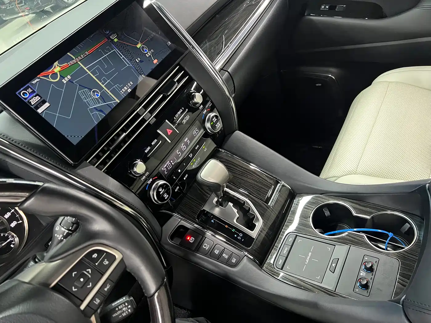 Lexus LM 2020 300h Seven-Seater Elegance Edition фото 23