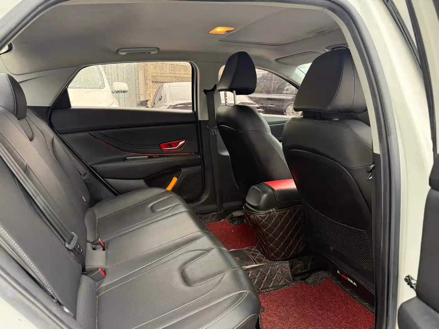 Hyundai Elantra 2021 1.5L CVT LUX Premium Edition фото 8