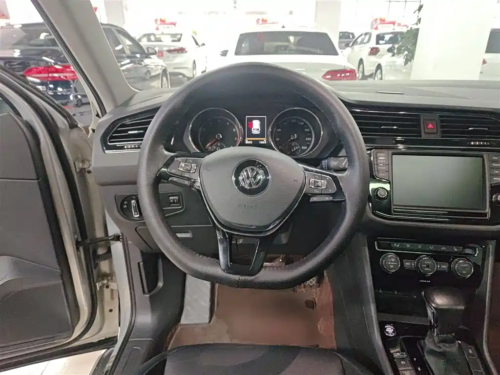 Volkswagen Tiguan L 2017 330TSI Automatic 2WD Luxury Edition фото 11