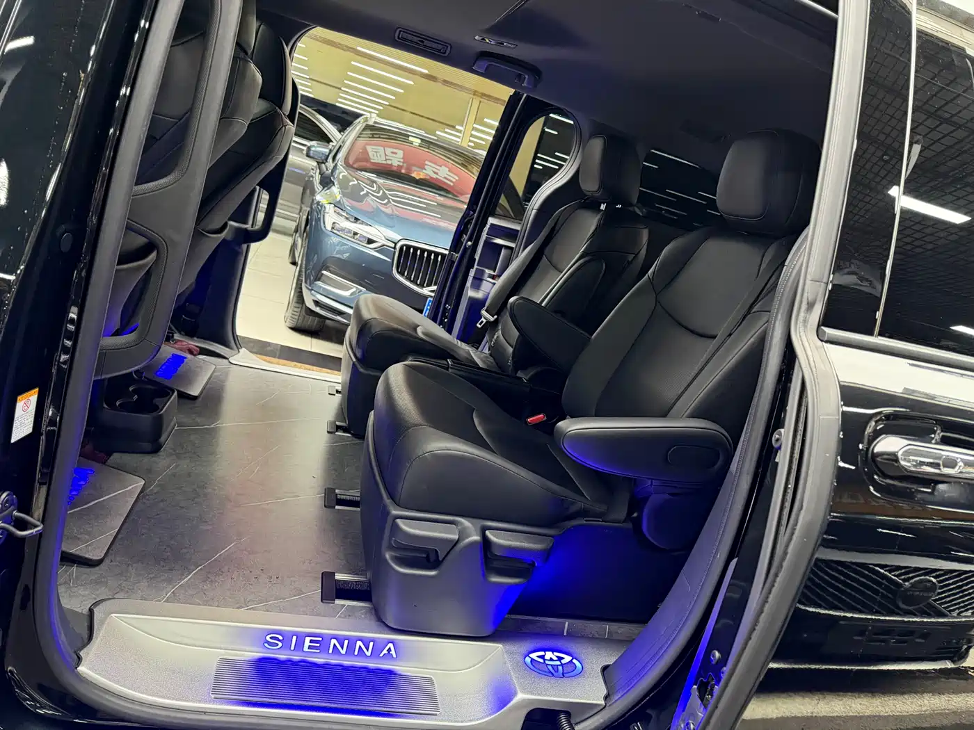 Toyota Sienna 2024 2.5L Hybrid Luxury Edition фото 14