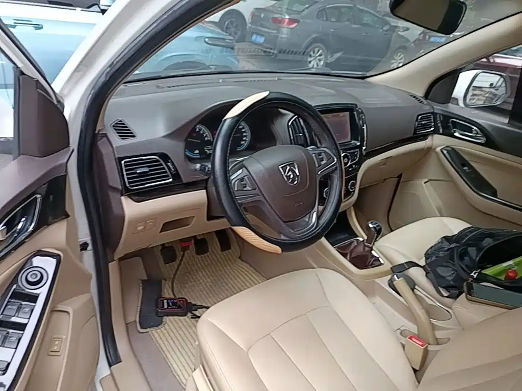 Baojun 730 2015 2014 1.5L Manual Luxury Navigation ESP Edition 7-Seater