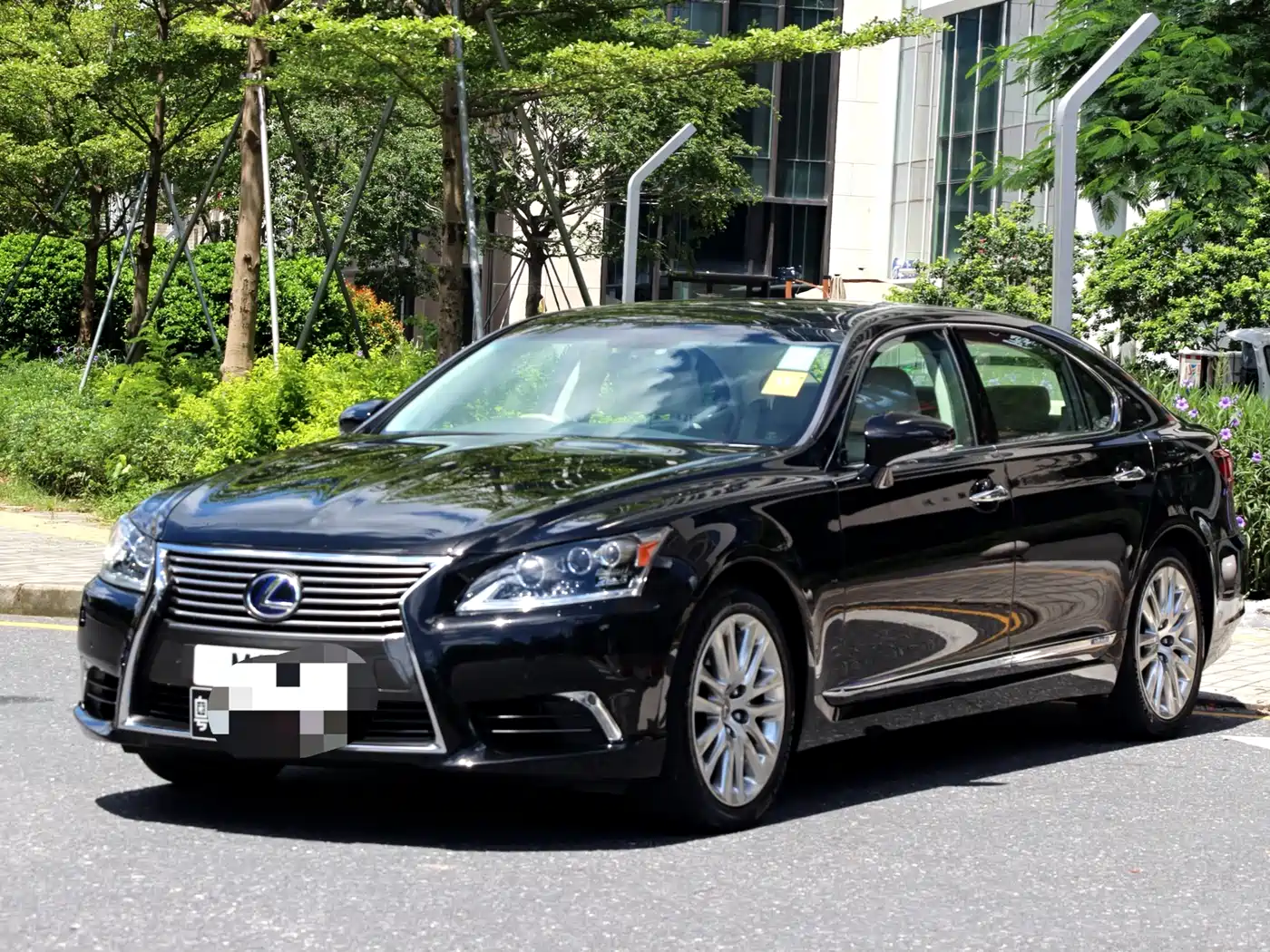 Фото 2 - Lexus LS