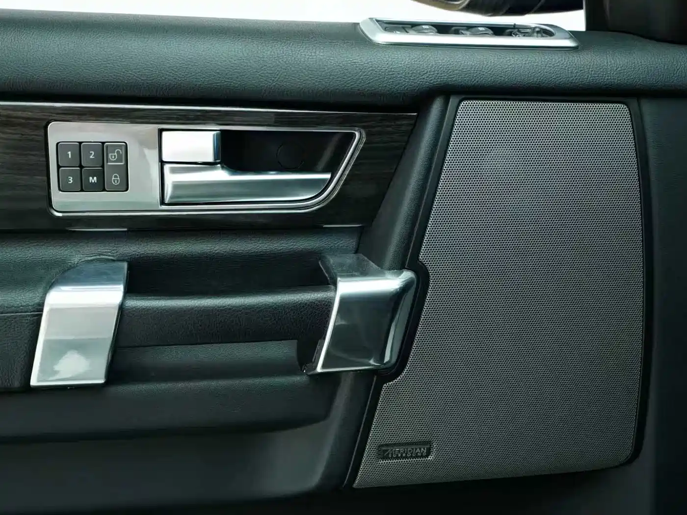 Land Rover Discovery 2014 3.0 SC V6 HSE фото 16