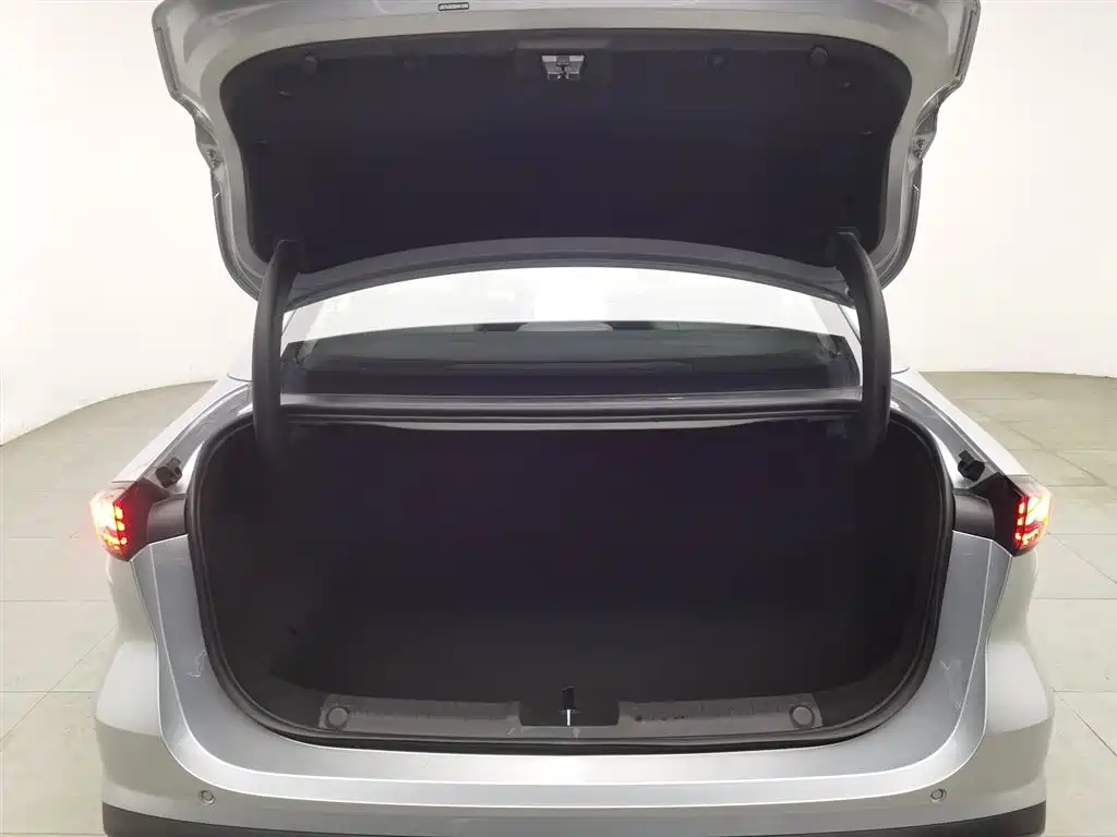 Geely Galaxy Galaxy L6 2025 EM-i 140km Starship Edition фото 16