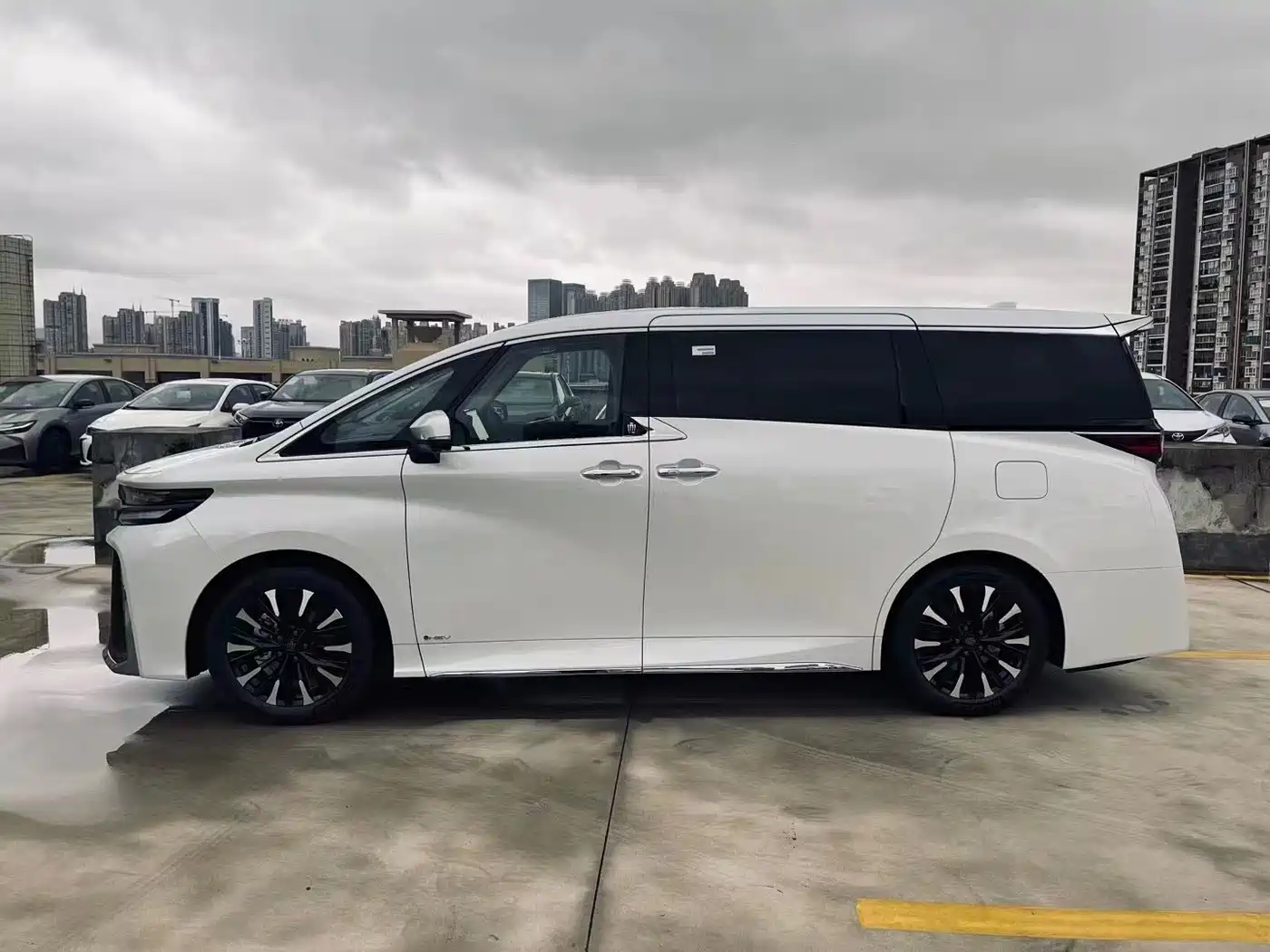Toyota Vellfire 2024 Crown Hybrid 2.5L Executive Premium Edition фото 6