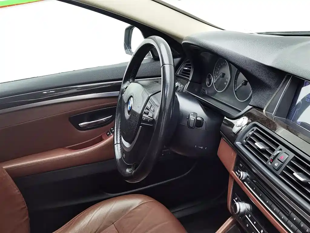 BMW 5 Series 2014 525Li Leading фото 22