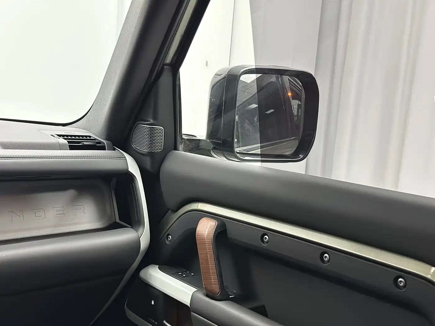 Land Rover Defender 2023 Model 110 3.0T P400 Dark Special Edition фото 41