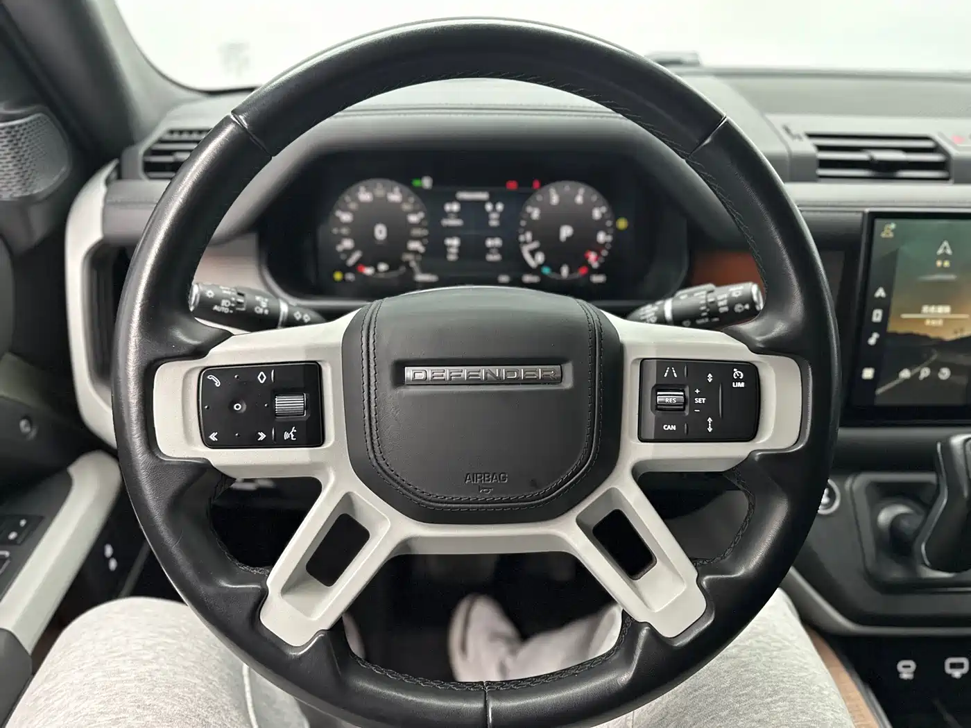 Land Rover Defender 2023 Model 110 3.0T P400 Dark Special Edition фото 28