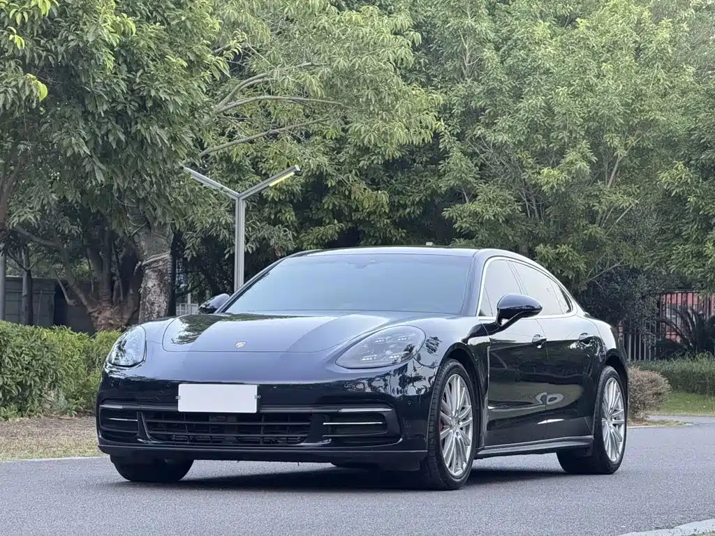 Фото 1 - Porsche Panamera