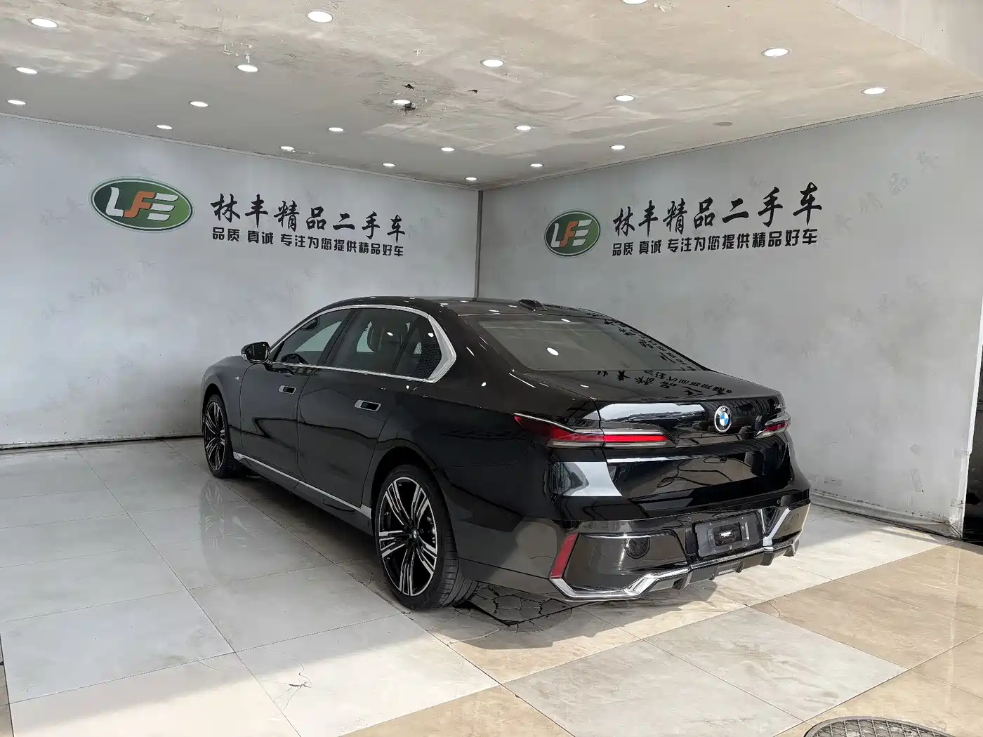 BMW 7 Series 2023 740Li Exclusive M Sport Package фото 7