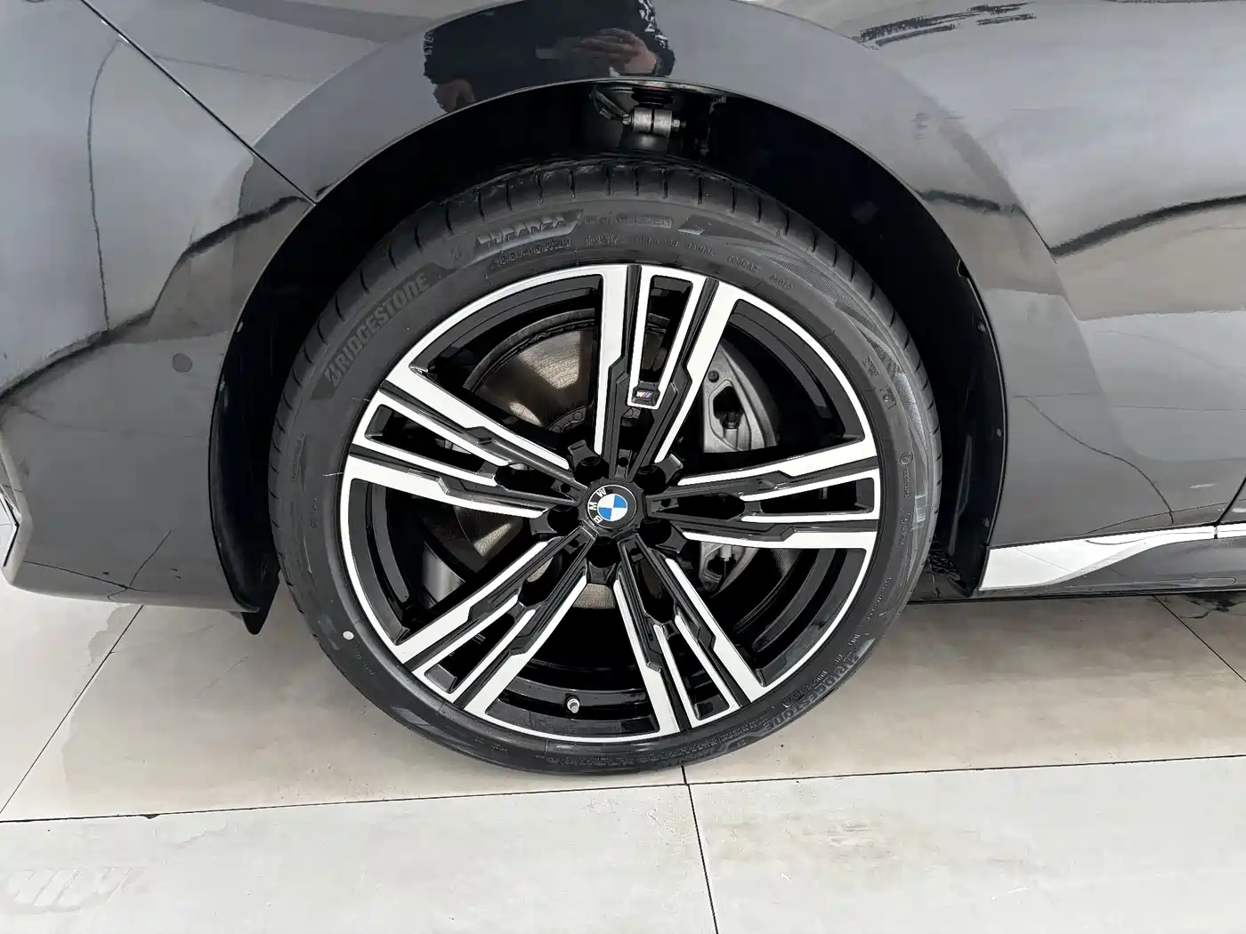BMW 7 Series 2023 740Li Exclusive M Sport Package фото 32