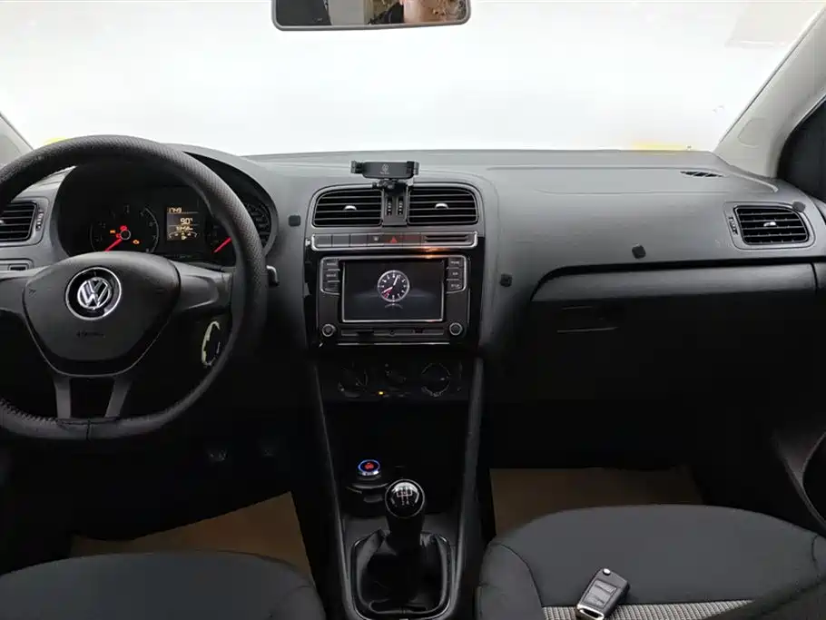 Volkswagen Polo 2014 1.4L Manual Trend Edition фото 13