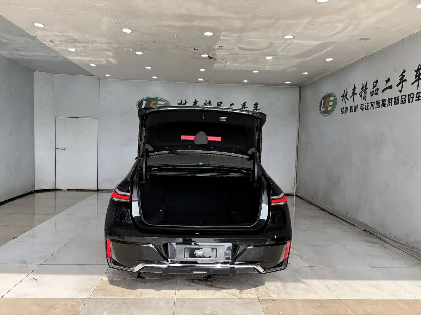 BMW 7 Series 2023 740Li Exclusive M Sport Package фото 28