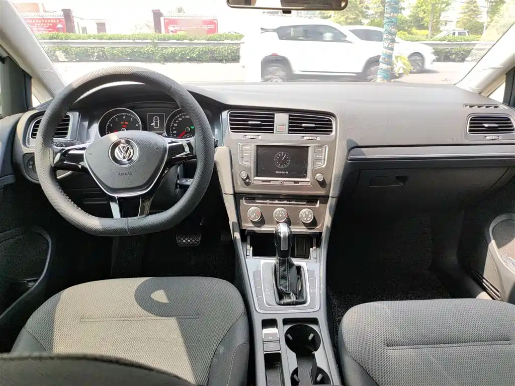 Volkswagen Golf 2017 1.6L Auto Comfort Millionth Edition фото 6