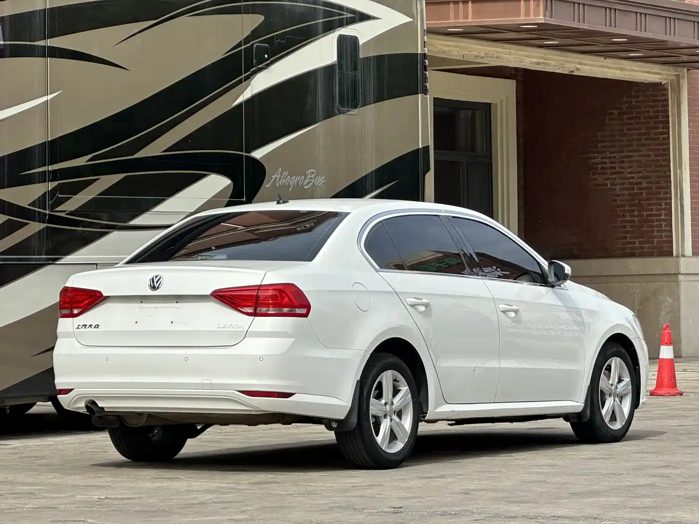 Volkswagen Lavida 2017 1.6L Automatic Trend Edition фото 5