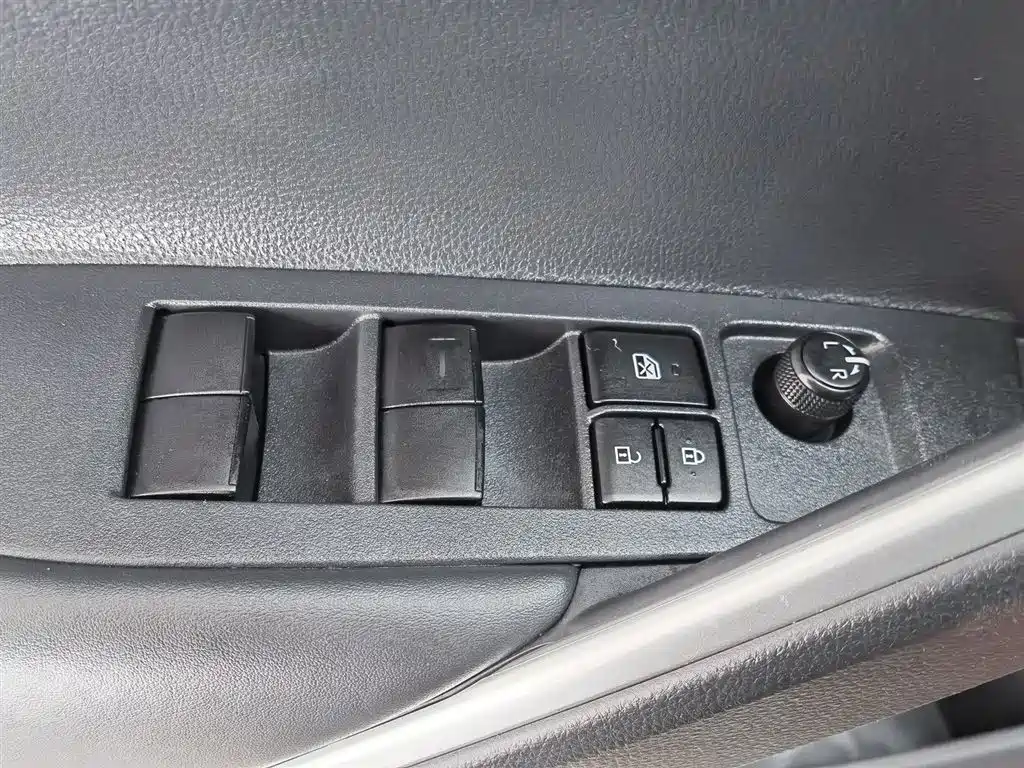 Toyota Frontlander 2022 2.0L CVT Leading Edition фото 9