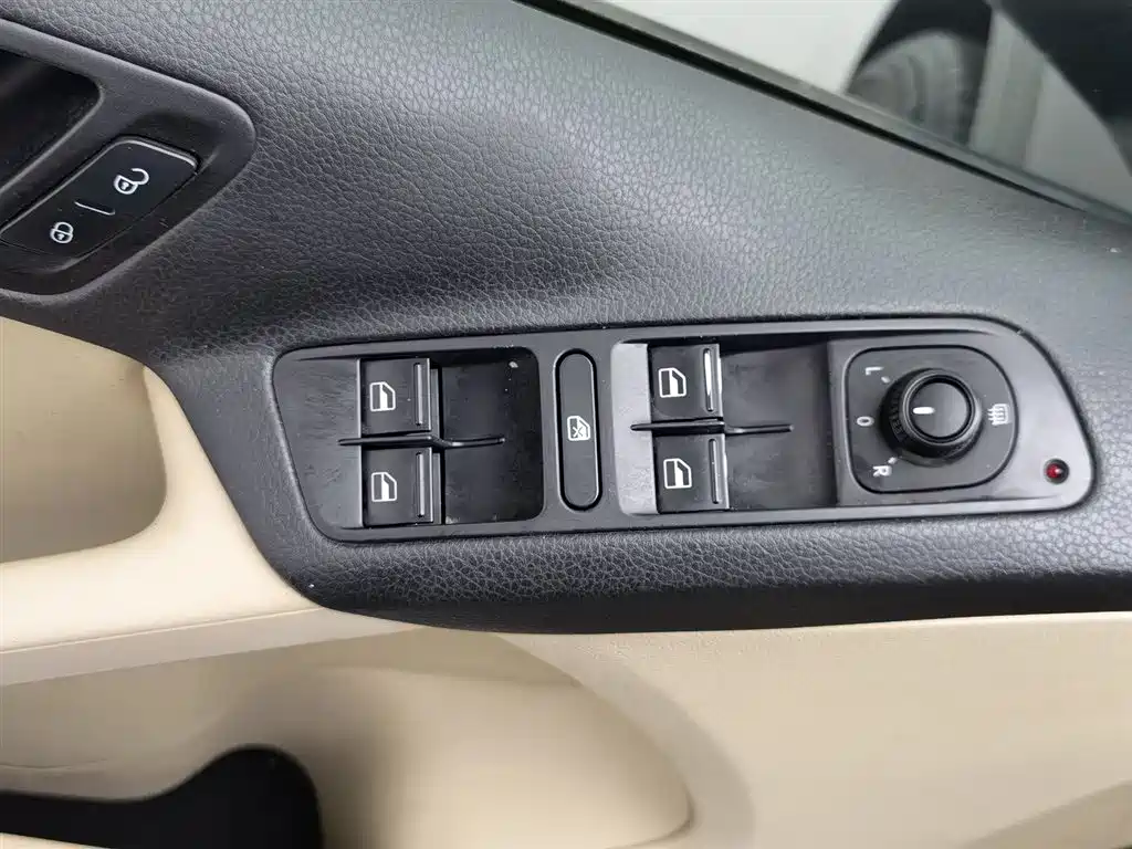 Volkswagen Tiguan 2015 1.8TSI Automatic 2WD Trendline фото 9